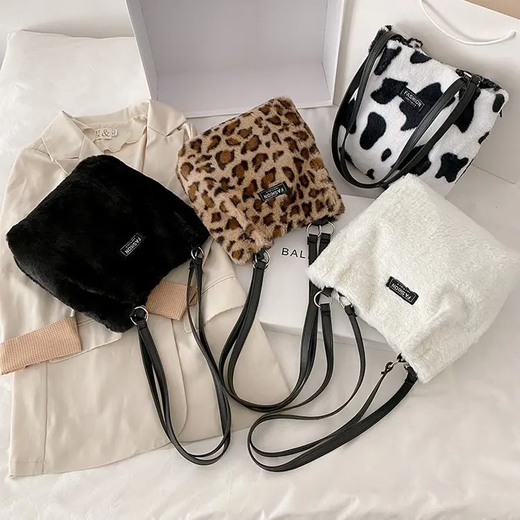 

Winter Plush Bag New Leopard Printed Lable Shoulder Bucket Bag for Women Hasp Larger Capacity Velvet Shopper Underarm Girls Bags