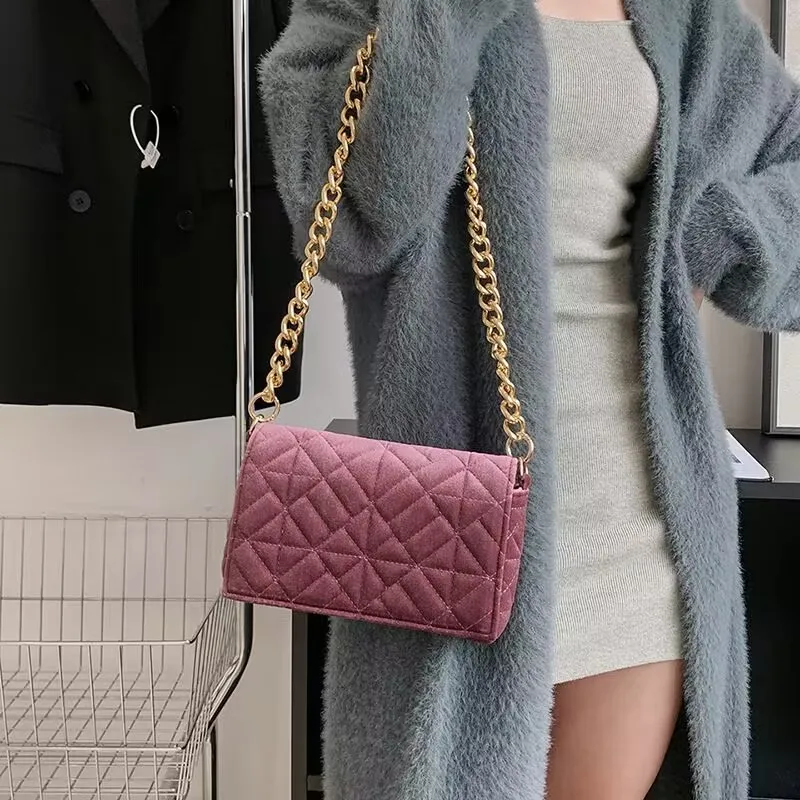 

2022 new female bag Korean fashion velvet rhombus embroidery chain shoulder bag western style Joker underarm small square bag