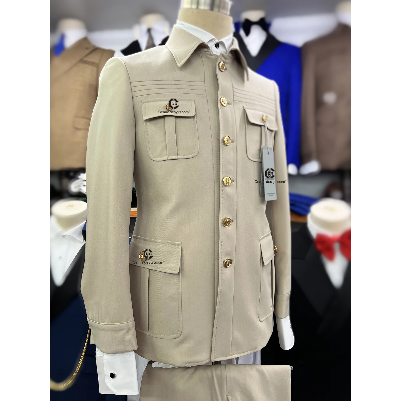 Мужские костюмы Cenne Des Graoom Safari с золотыми пуговицами и квадратным воротником