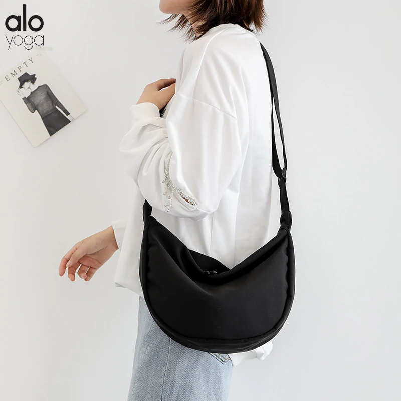 

ALO Yoga Women's Crossbody Bag Leisure Dumpling Bag Leisure Nylon Fabric Women's Bag Solid Color Simple Fitness and Sports