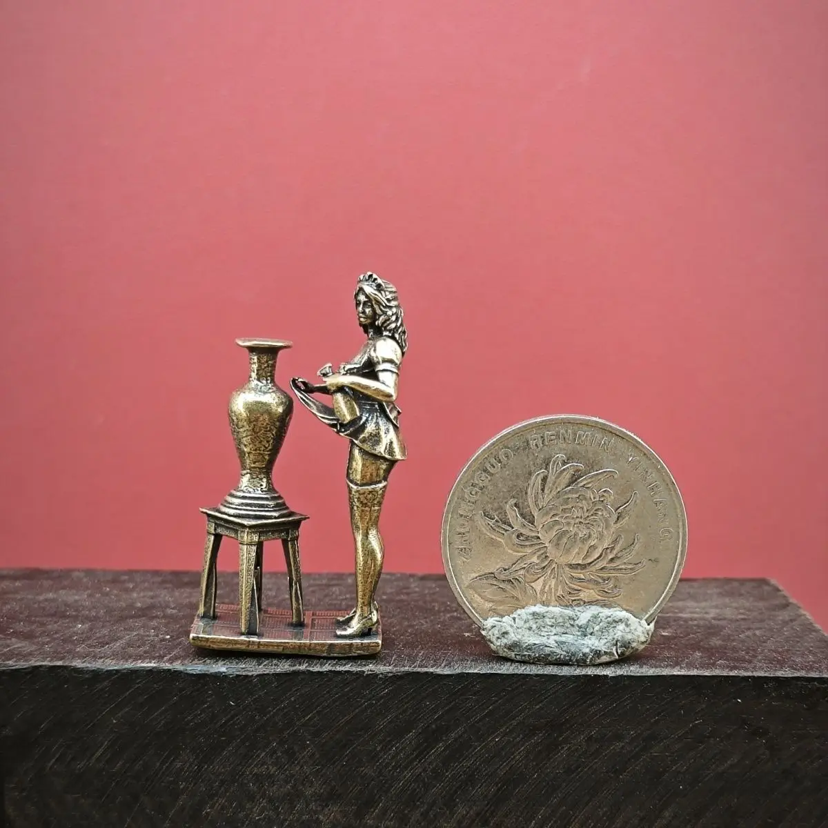 

Миниатюрная медная статуэтка латунной юбки