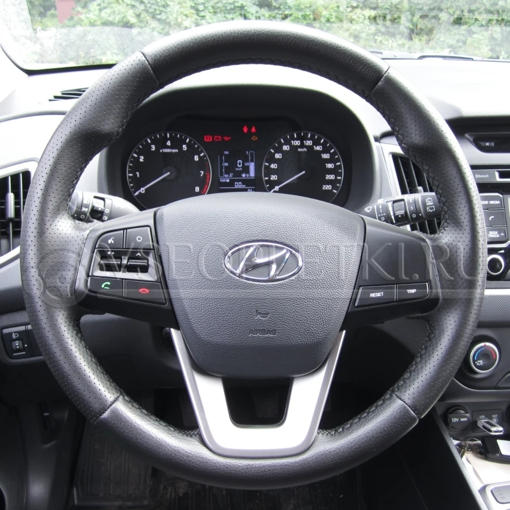 Оплетка на руль &quotHyundai Creta&quot - черная текстурная кожа с перфорацией по бокам и