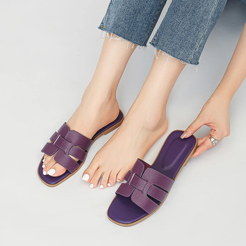 Женские тапочки на плоской подошве модная удобная и нескользящая обувь с