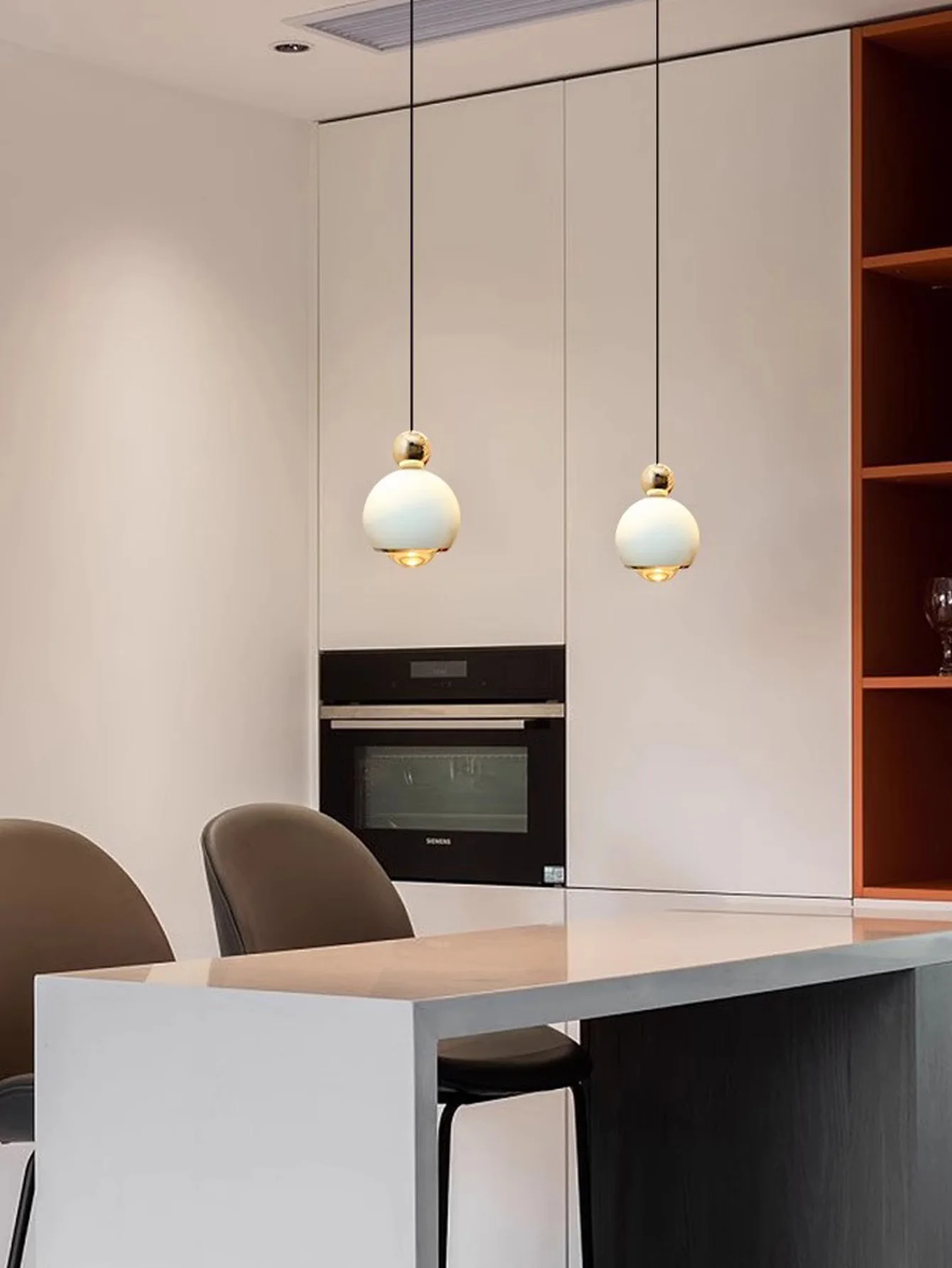 Белый/оранжевый/синий алюминиевый подвесной светильник со стеклянным зеркалом