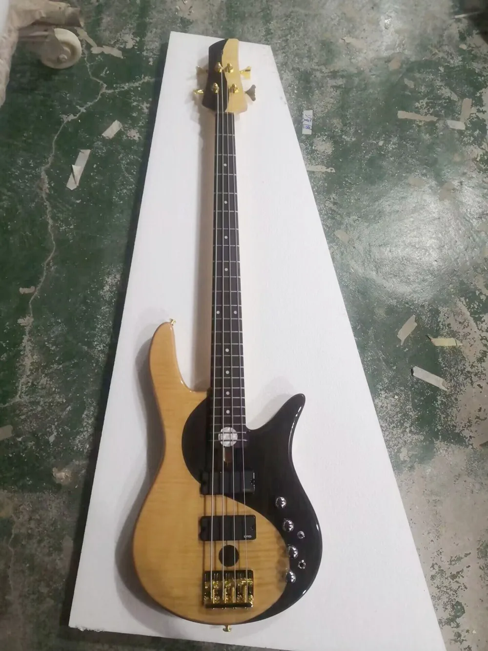 

4 Strings Body Electric Bass Guitar with Gold Hardware,Rosewood Fretboard,Provide customized services