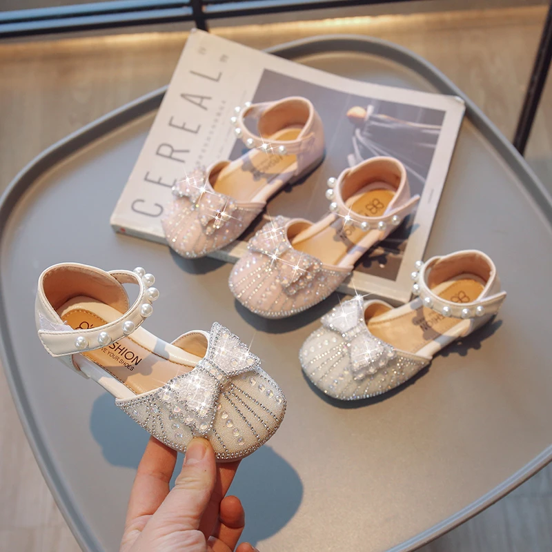 

Girls Sandals for Party Wedding Catwalk 2023 Summer New Toes Wrapped Kids Fashion Pearls Rhinestone Shiny Children Mary Jane PU