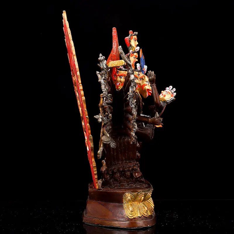 Статуя Будды Ваджра в дауиде сделана из чистой меди антикварного цвета