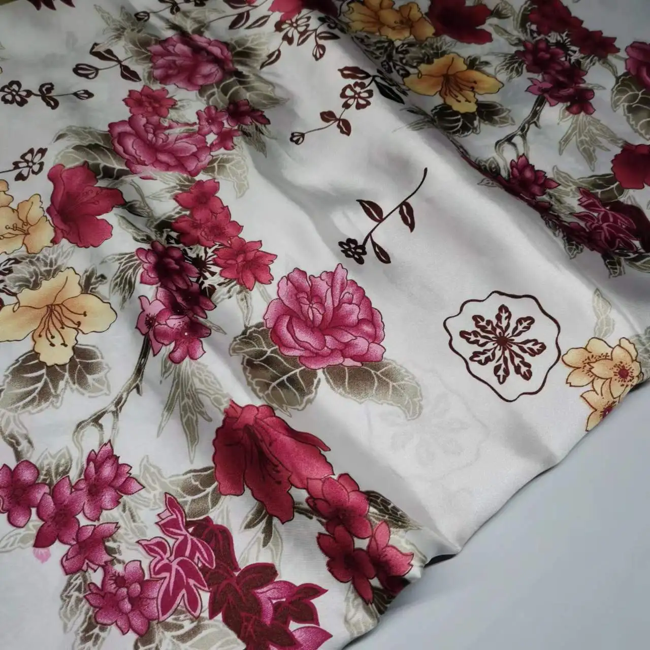 Мягкая китайская винтажная атласная ткань с сине-белыми цветами для рукоделия |