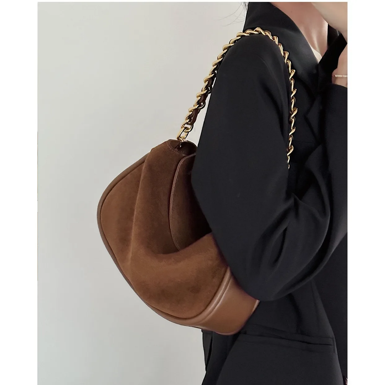 Роскошная брендовая сумка из воловьей кожи на цепочке