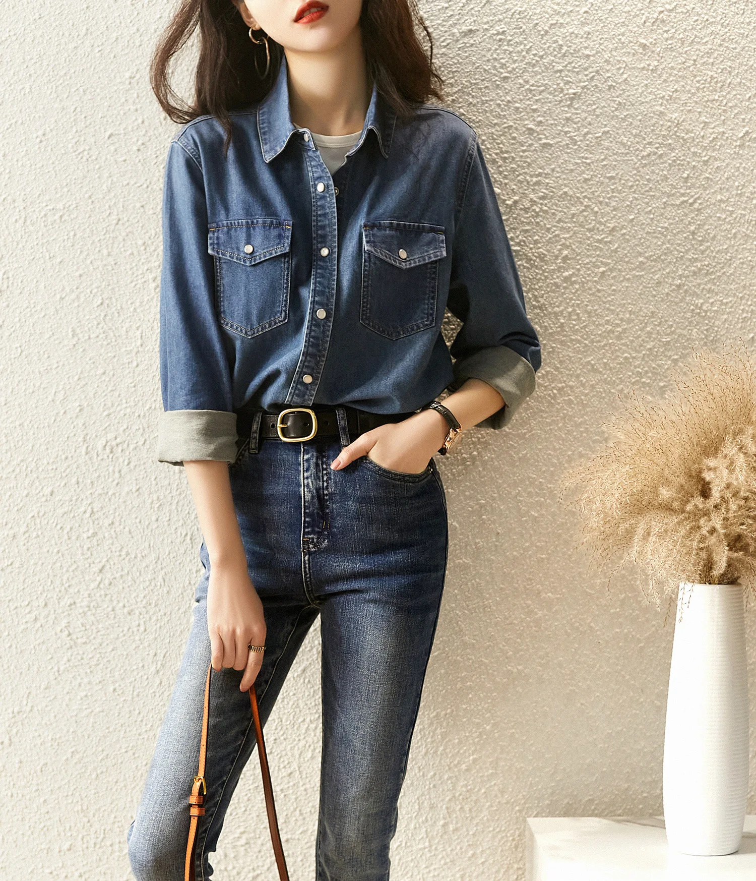 Женская джинсовая рубашка с отложным воротником и длинным рукавом