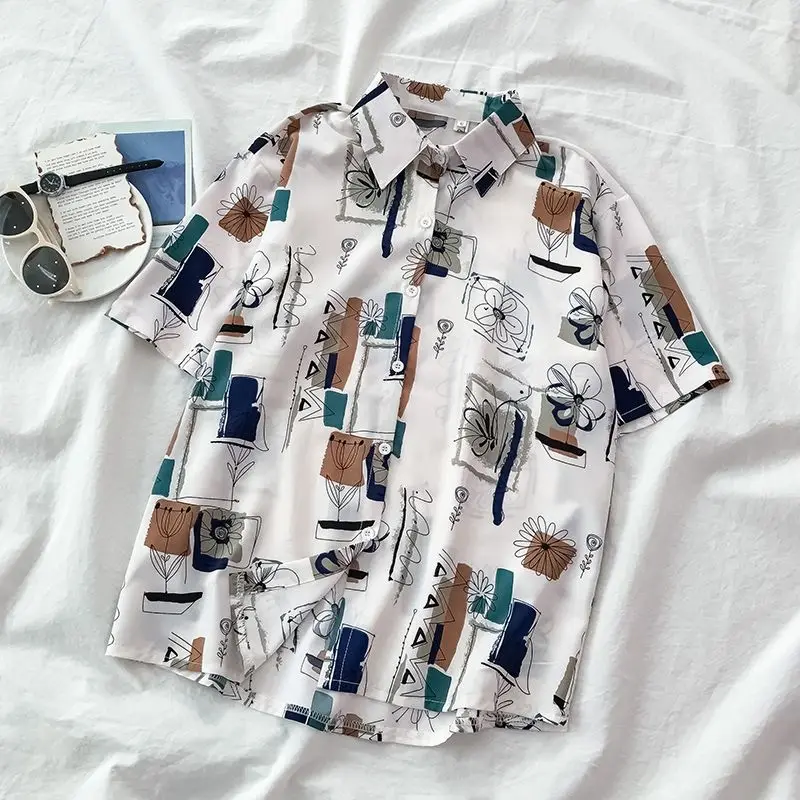 

2022,The New Summer Girl Wears A Floral Shirt, and The Female Minority Has A Retro and Light-cooked Hong Kong Style Design Coat.