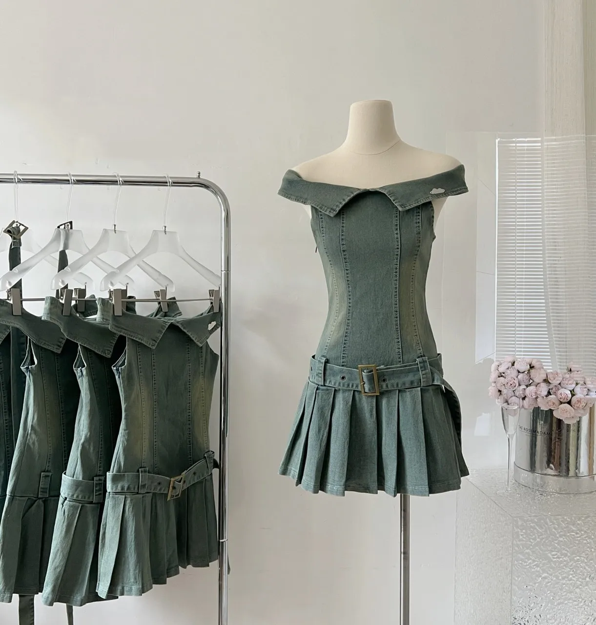 

2023 Summer New Style French Slash neck Denim Dress Women Sweet Temperament Belted Waist Slim Pleated Denim Vestidos