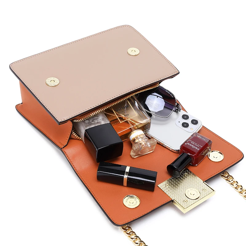 Женская сумка-тоут на одной цепочке с заклепками