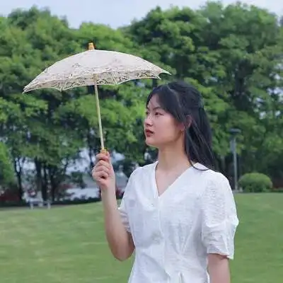 

Кружевной зонт с деревянной ручкой