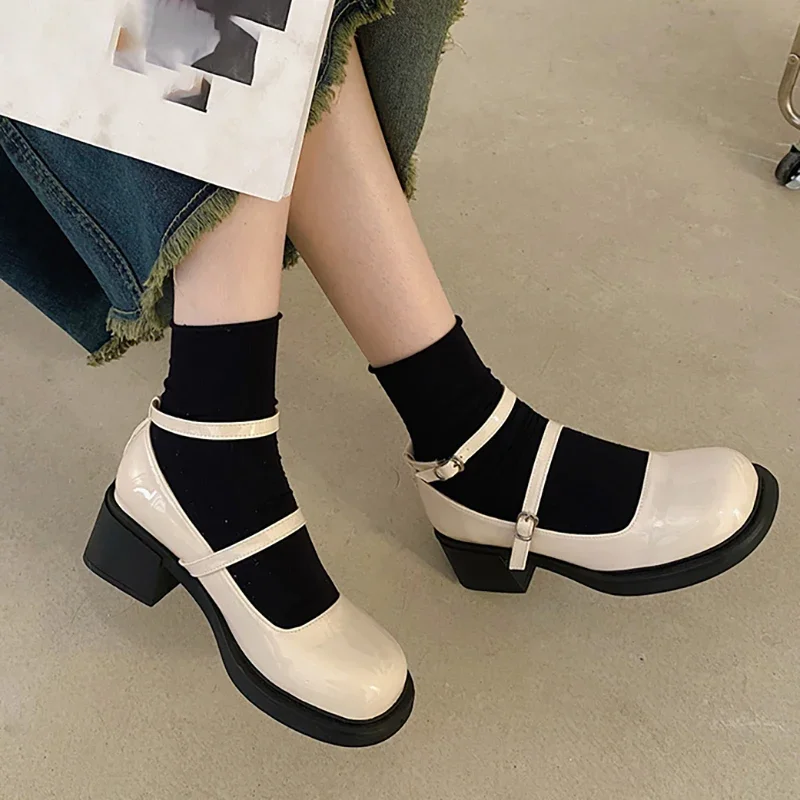 Рисунок 2 - Женские туфли с ремешком на щиколотке