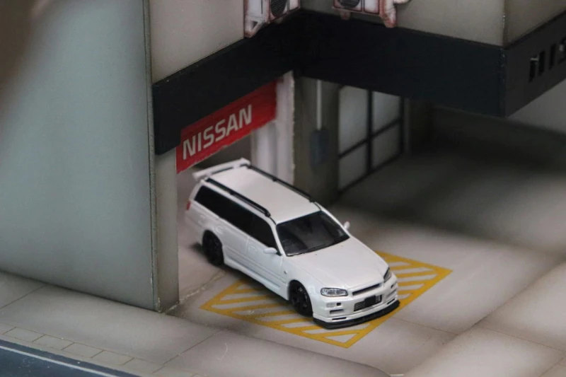 Pаспродажа Уличное оружие SW 1:64 Nissan Stagea R34 жемчужно-белый литая модель автомобиля Продажа Уличное оружие SW 1:64 Nissan Stagea R34 жемчужно-белый литая модель автомобиля
