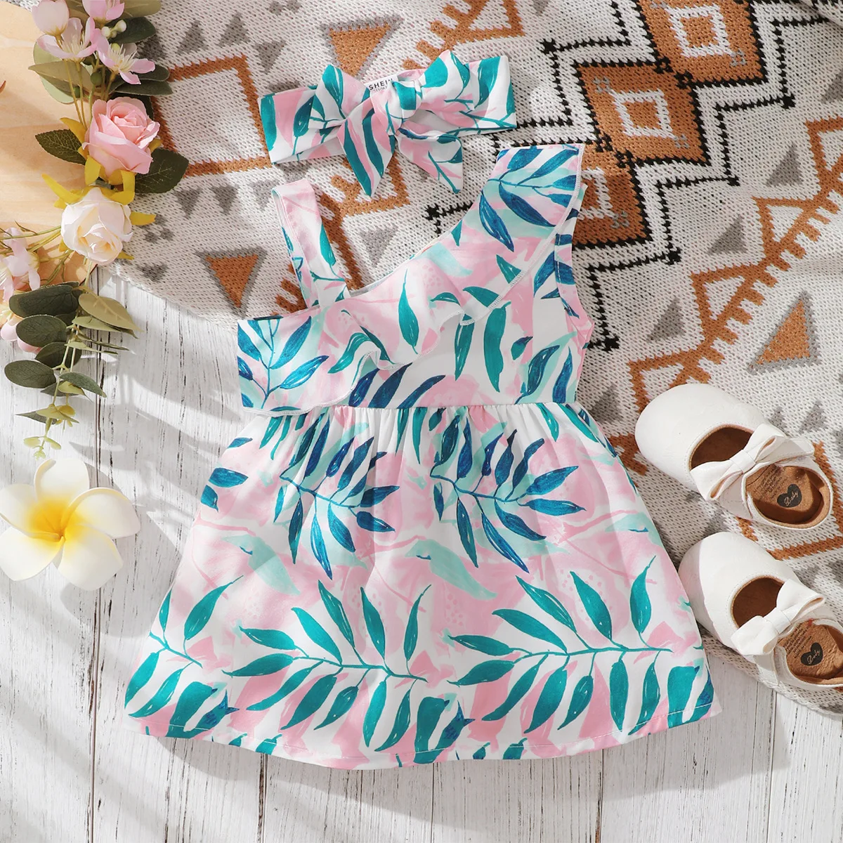 

Детское летнее платье без рукавов, с принтом листьев и оборками