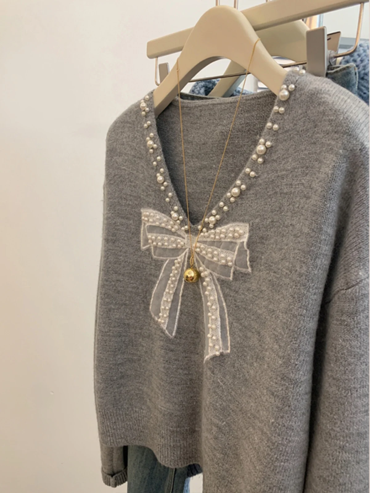 Короткий вязаный свитер с бантом и v-образным вырезом женский маленький можно