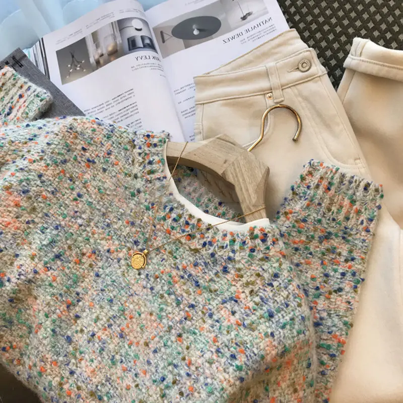 Женский свитер с круглым вырезом длинным рукавом и