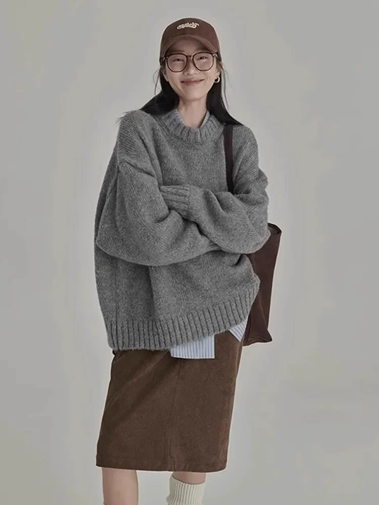 Женский трикотажный свитер с длинным рукавом серый однотонный простой пуловер