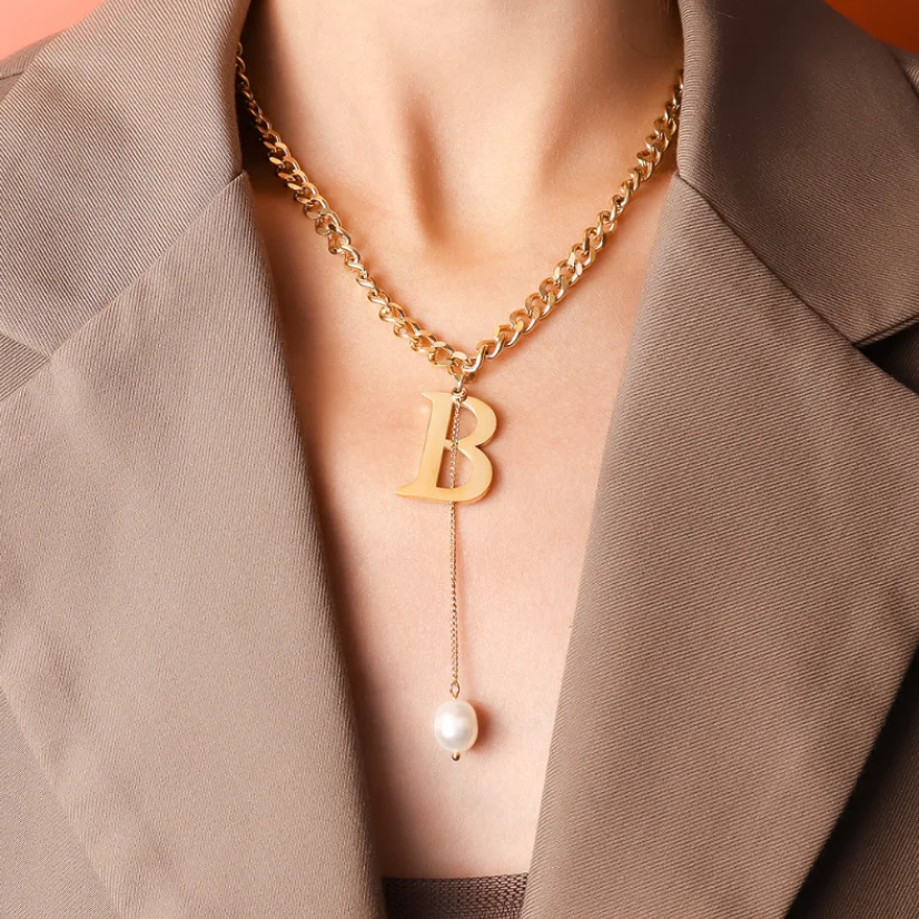 Ожерелье-кисточка с жемчужиной и буквой B M I |