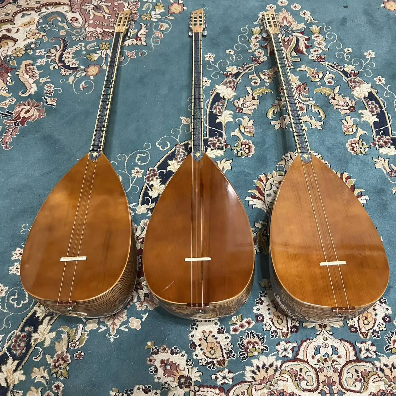 Фото Баглама (Baglama) — восточный музыкальный инструмент с грифом для струн, для игры на струнах (как на гитаре) №5
