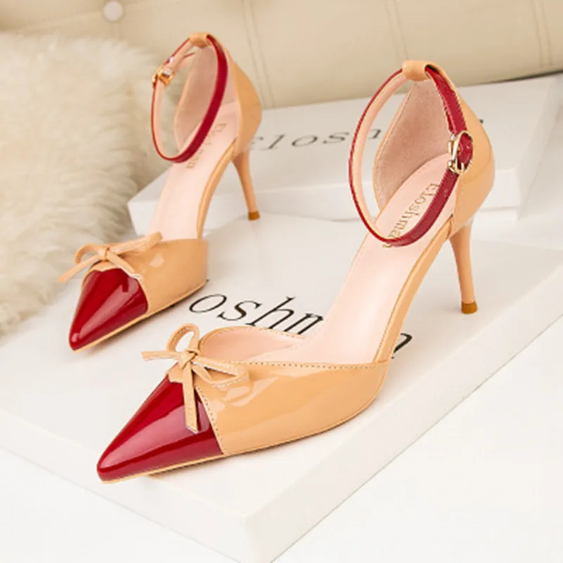 

2022 Summer New Bow Fashion High Heels Shallow Mouth Patent Leather Color Matching Pointed Hollow Hollow Word Sandals