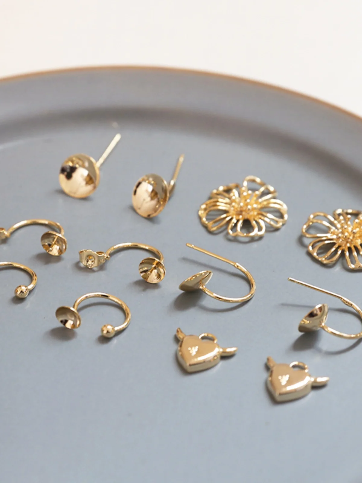 Медный позолоченный зажим для ушей C-типа 8K сохраняющий цвет простой цветок