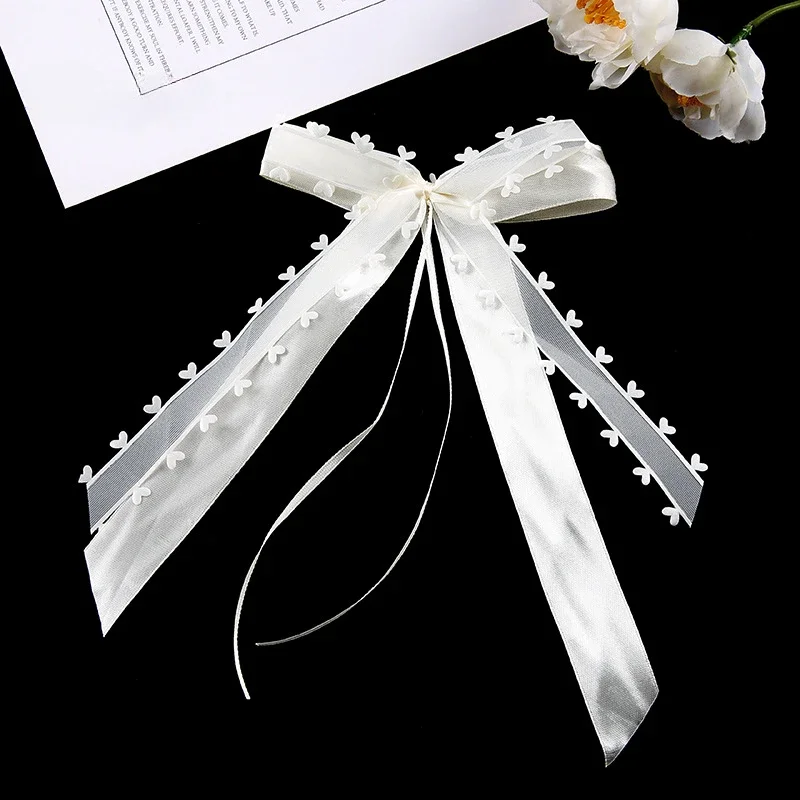 

Белые свадебные банты из ткани