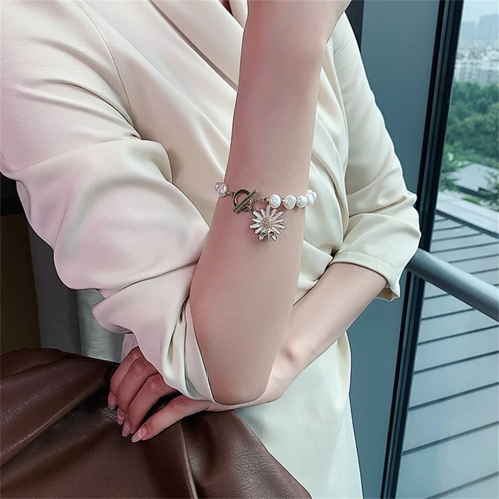

South Korea Freshwater Pearl Small Daisy Bracelet Female Niche Design Advanced Simple Bracelet Temperament New Simple Bracelet