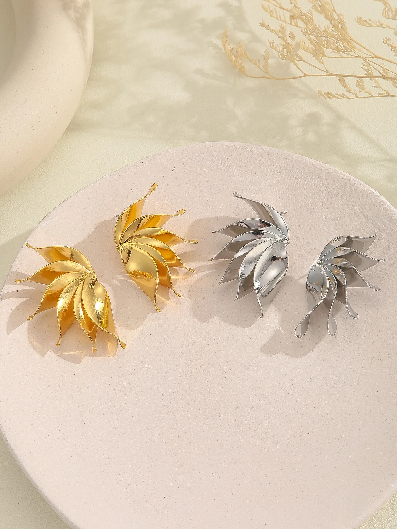 Женские серьги-гвоздики в виде цветов