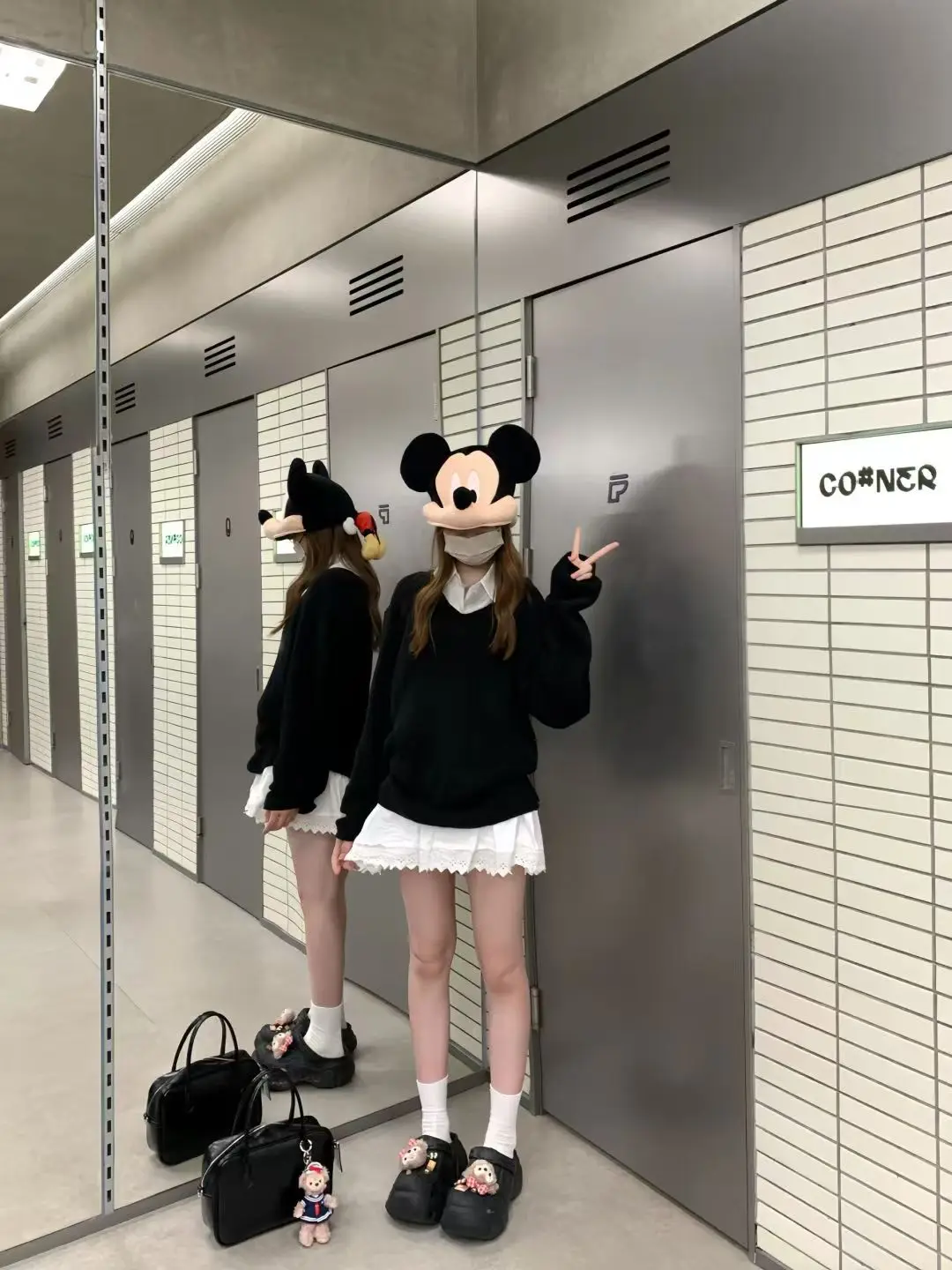 Расслабленное ощущение ленивая перекрывающаяся одежда черный свитер с