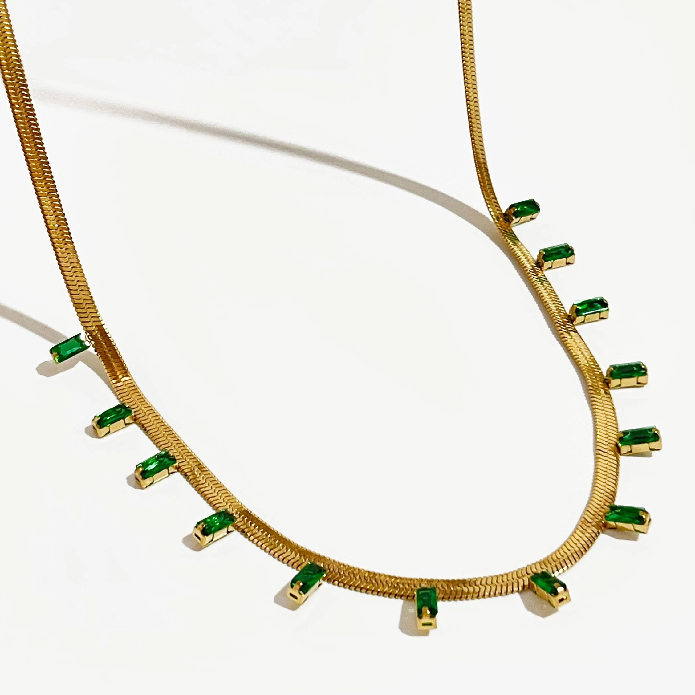 

Женское Ожерелье-чокер Peri'sbox с зеленой багеткой из фианита и плоской змеиной цепочкой с золотым покрытием 18 карат, из нержавеющей стали