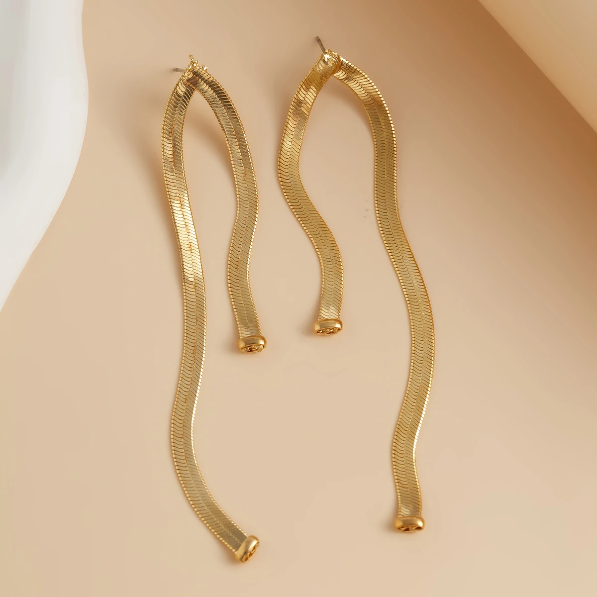 Женские серьги-гвоздики с двойной цепочкой золотого цвета