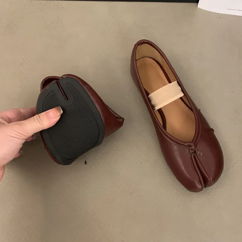 Женские туфли на плоской подошве с разрезом без застежки