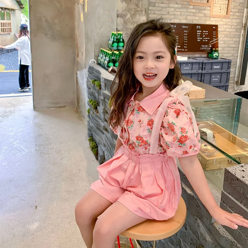 

Комплект одежды для девочек, модная новая одежда, костюм 2022, детская блузка с коротким рукавом и цветочным принтом + розовые сетчатые шорты н...