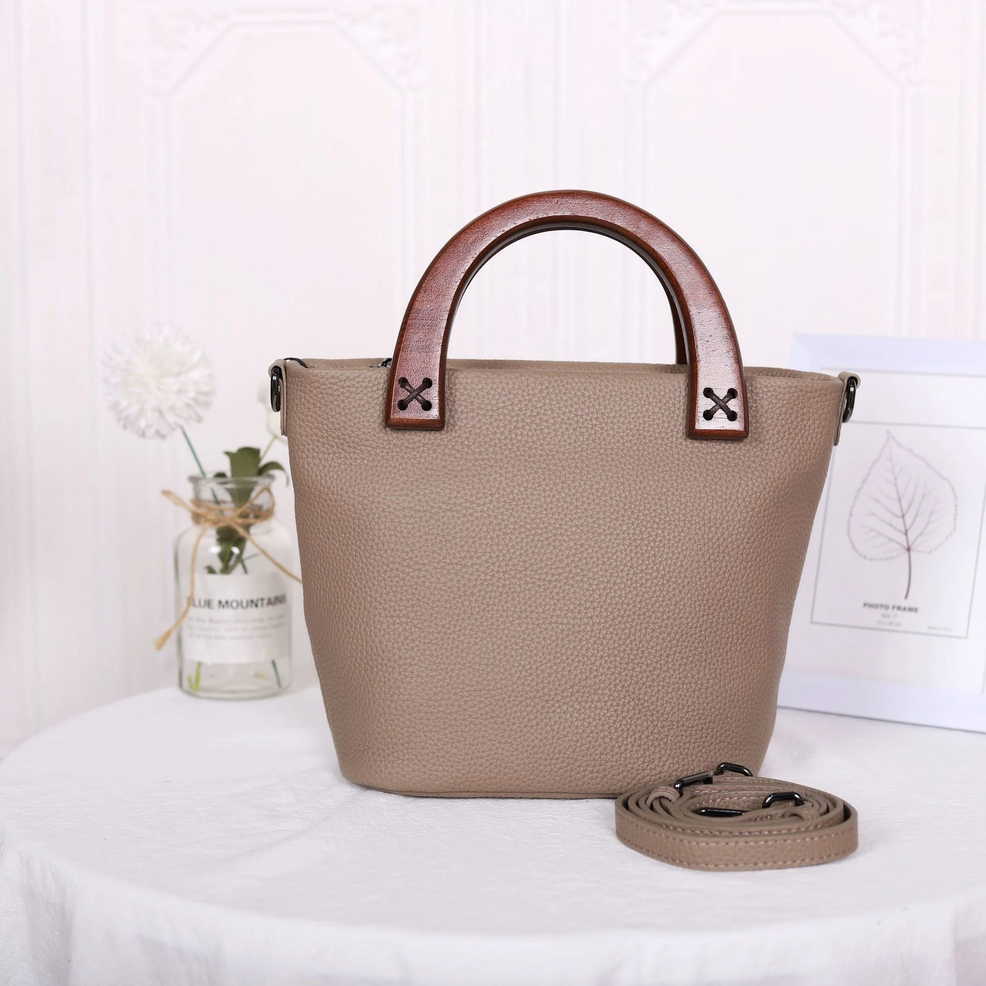 

high quality luxury brand Women's Small crowd Design New Fashion Simple One shoulder Net Red ins Handheld Bucket Crossbody Bag