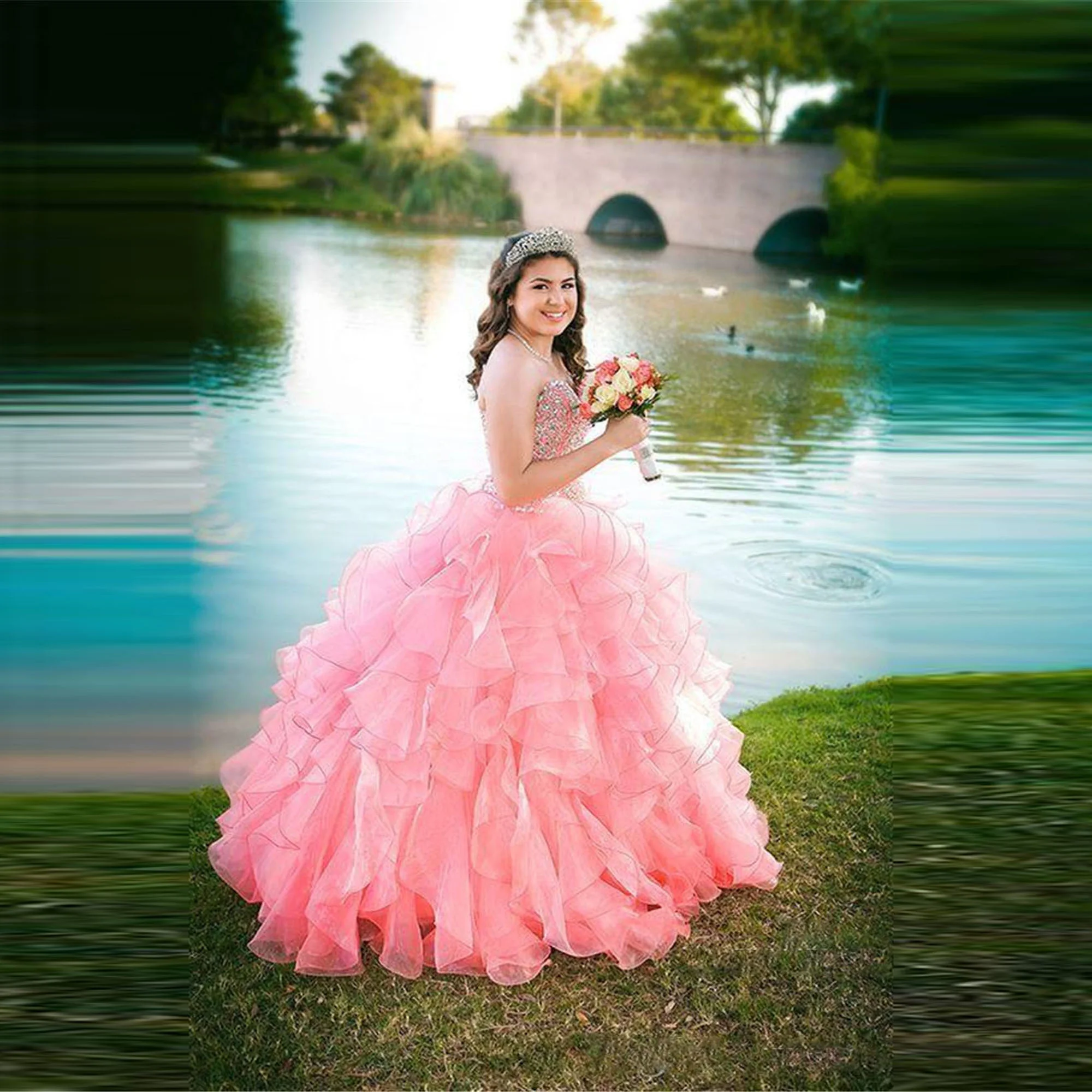 

Милое блестящее бальное платье с кристаллами и бисером, платья для Quinceanera, формальные бандажные платья из органзы с оборками на спине 16 лет, ...