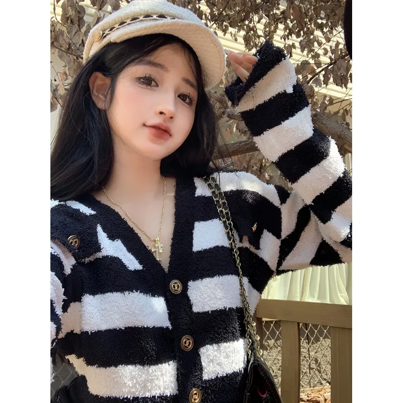 

Женский трикотажный кардиган с V-образным вырезом, в полоску