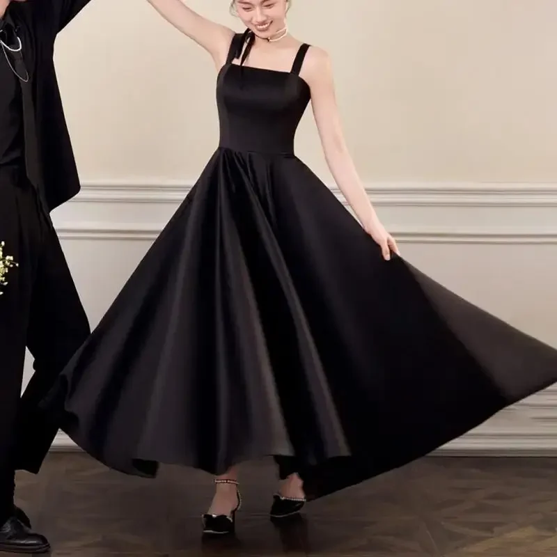 Женское атласное платье на бретелях-спагетти длиной до щиколотки