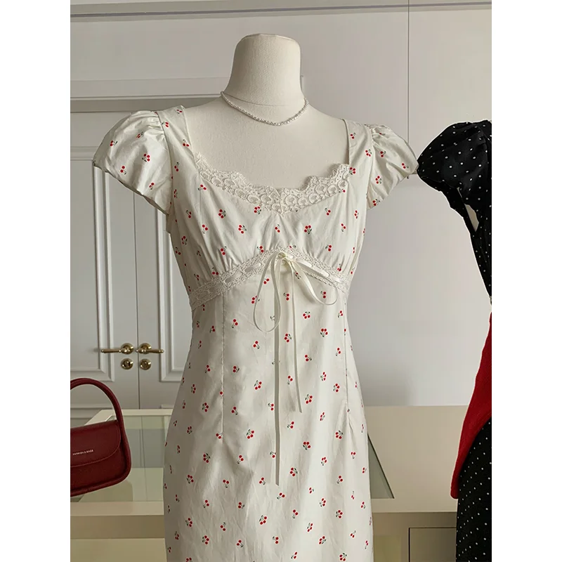 Женское длинное платье в горошек с кружевной юбкой