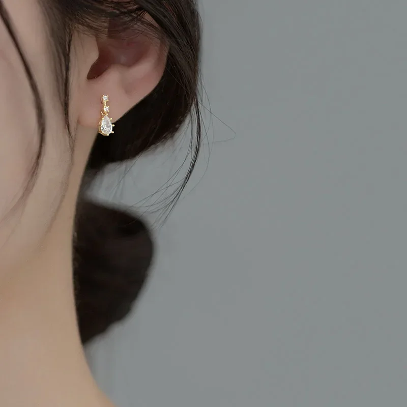 Женские серьги-гвоздики из серебра 925 пробы с фианитом