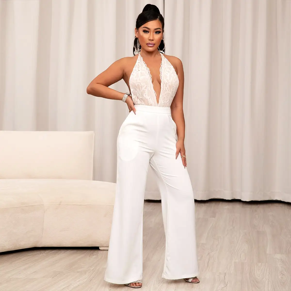 

Комбинезон EvaQueen с контрастной кружевной лямкой на шее и открытой спиной