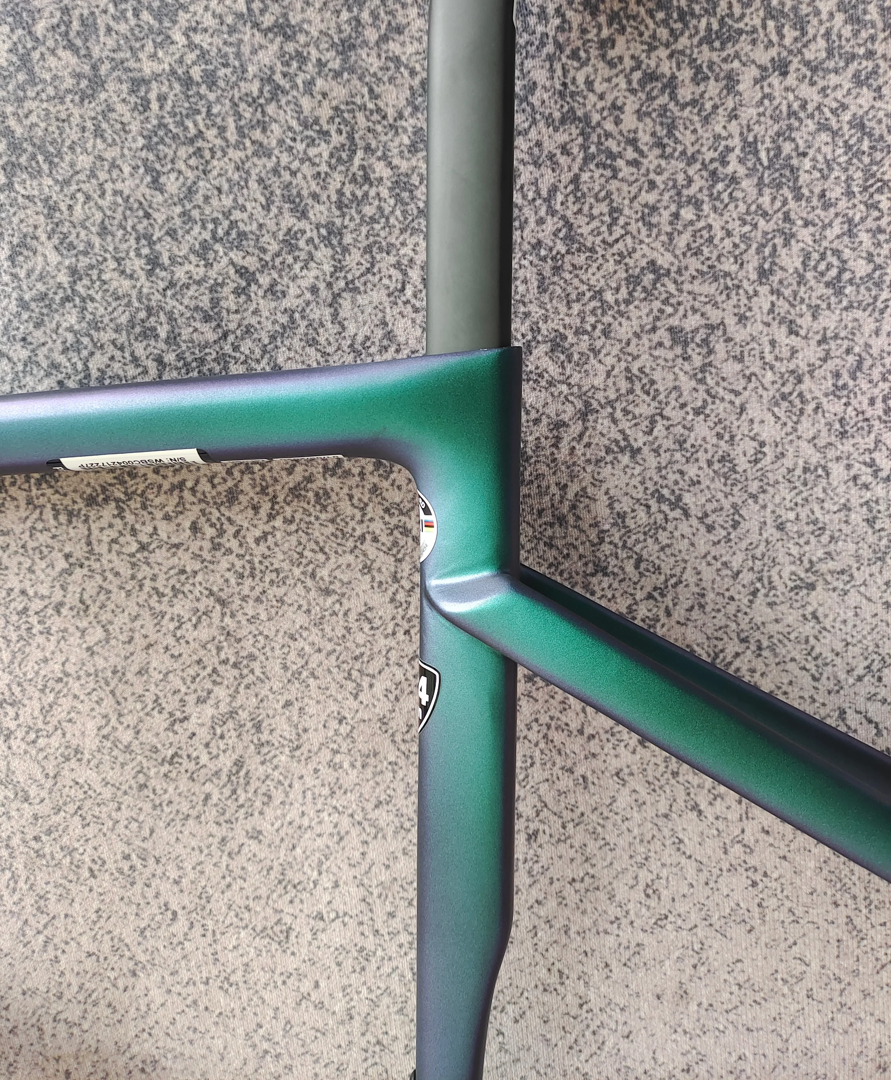 

2023 New road bike SL7 carbon frame all internal wiring BSA threaded bottom 700C road bicycle carbon frameDisc Racing R