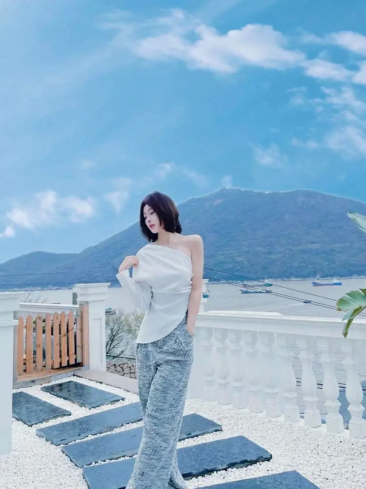 Женская рубашка на одно плечо приталенная белая с открытым плечом