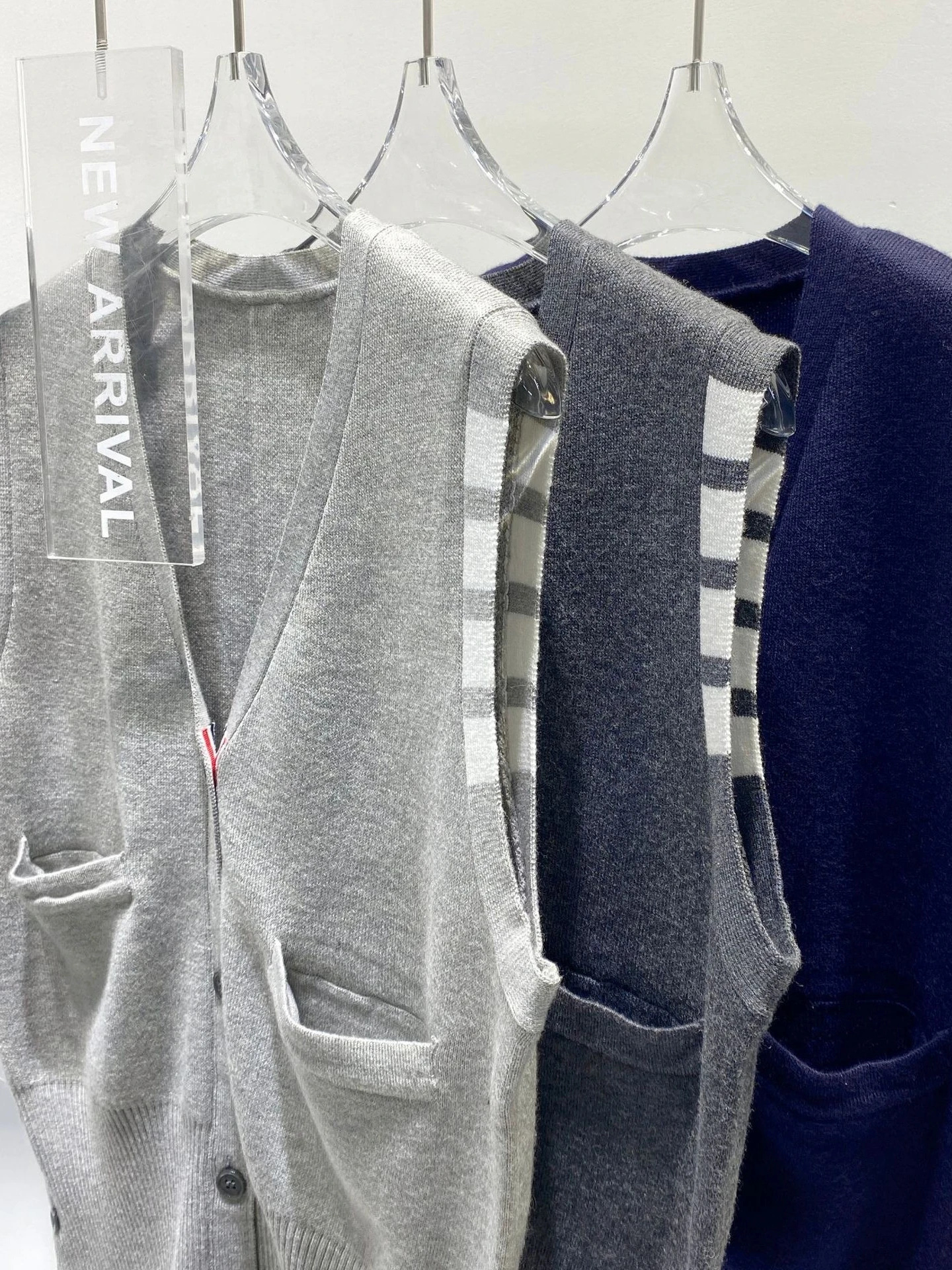 Новый жилет с вышивкой для щенков флисовый вязаный четырьмя полосками кардиган