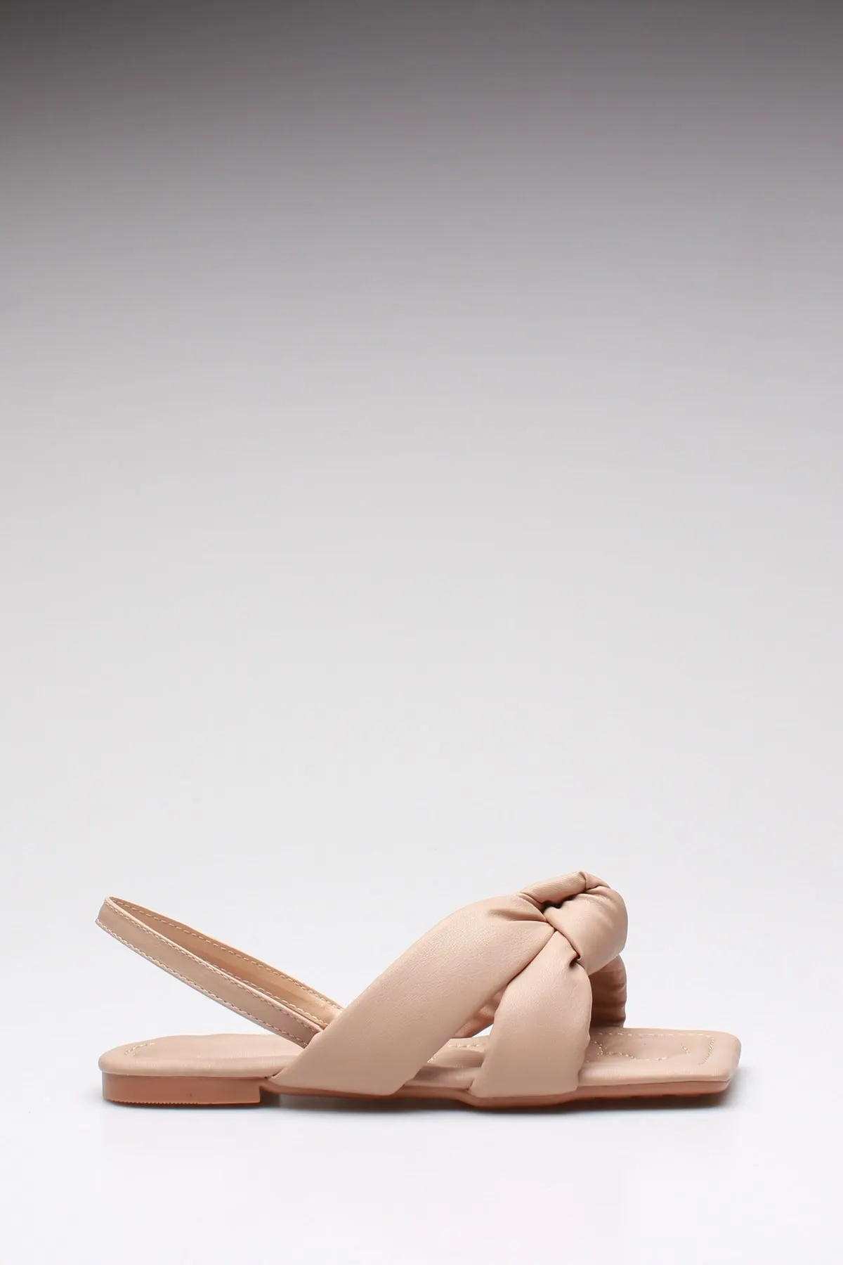 

Модные стильные женские бежевые кожаные сандалии и тапочки