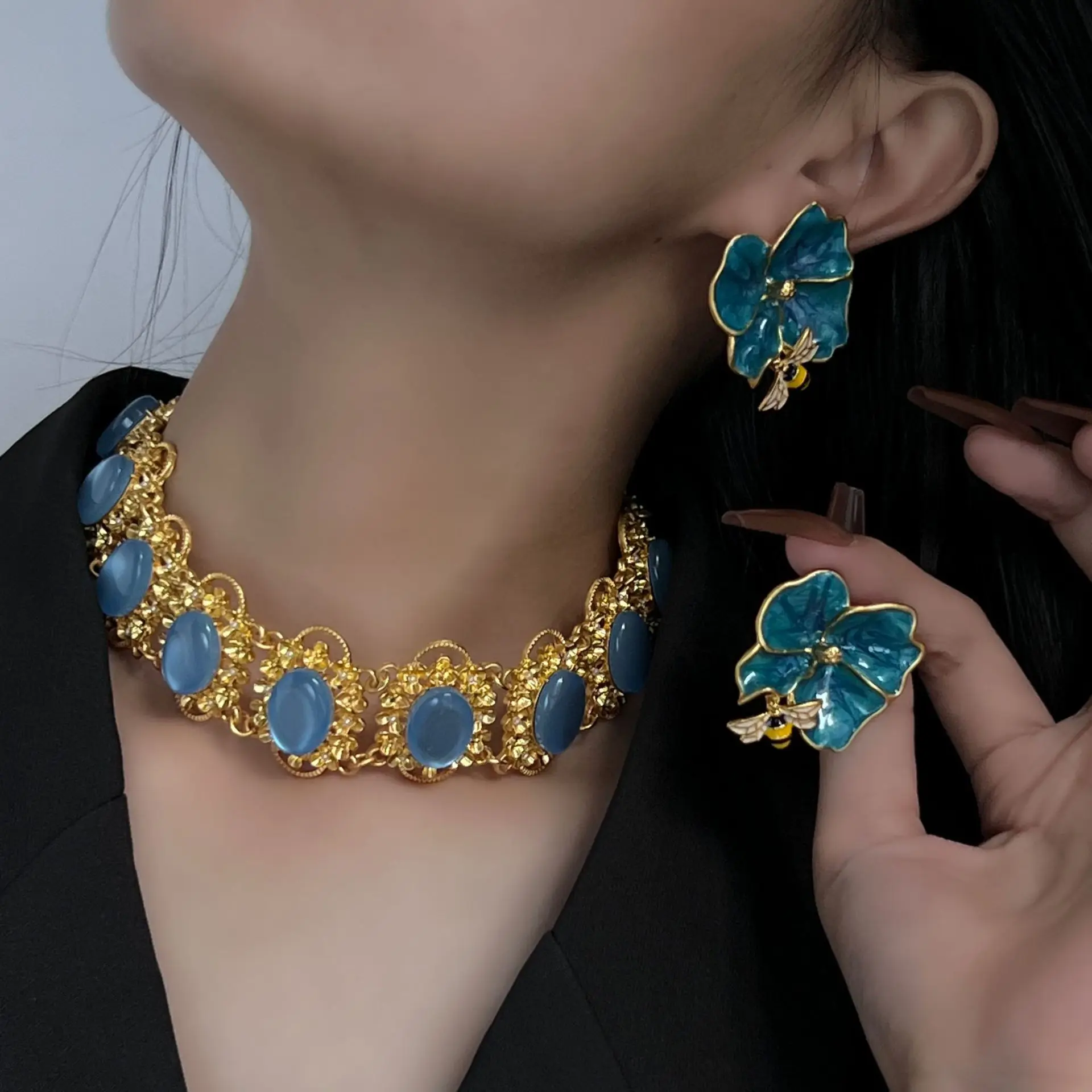 

Design Blue Crystal Statement Necklace Luxury Retro Clavicle Chain Choker for Womenn Party Wedding Female Jewelry Gift