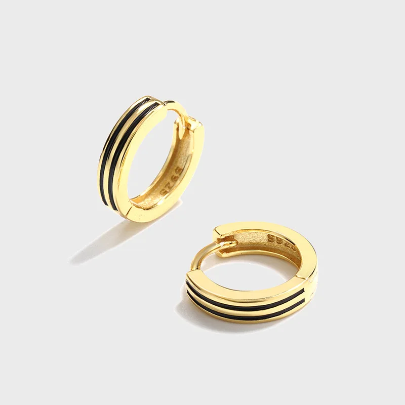 

Japanese and Korean style sterling silver ear buckle cold wind niche design double stripe black drop rubber earrings