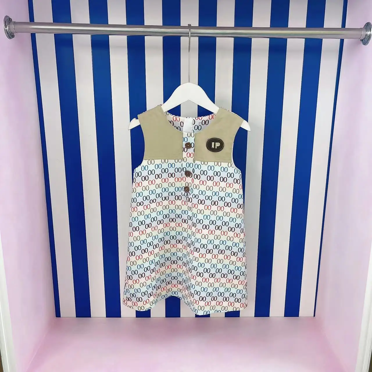 

Платье для девочек, новинка 2022, стильная модная трендовая рубашка с принтом и коротким рукавом в европейском и американском стиле, юбка с то...